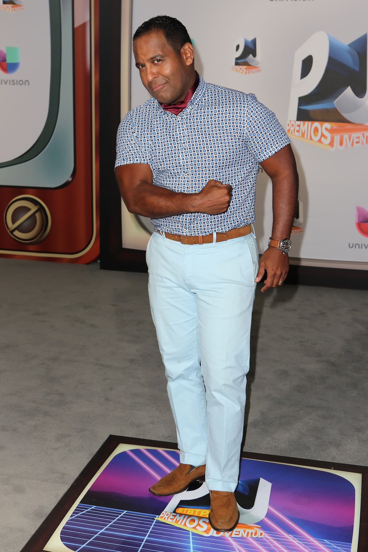 En 2016, Tony apareci贸 muy formalito con pantalones blancos y esta camisa de manga corta, presumi茅ndonos su b铆cep.