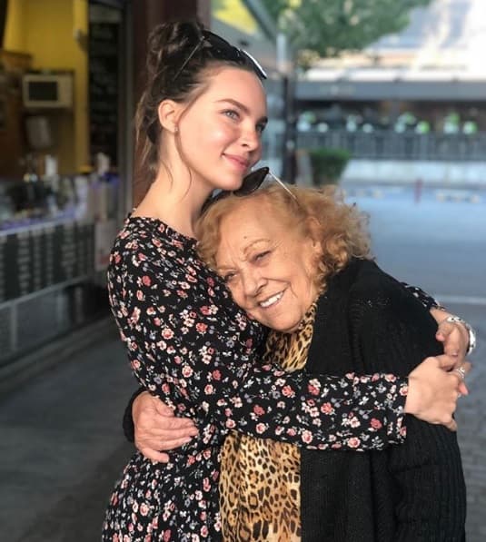 A finales de mayo pasado, la señora 
<b><a href="https://www.univision.com/famosos/abuela-de-belinda-sufre-un-accidente-en-espana-asi-reacciono-la-cantante-al-enterarse-fotos" target="_blank">sufrió una caída en su casa</a></b> que le provocó la ruptura de una vértebra y la obligó a estar hospitalizada. Todo indica que desde entonces no ha podido recuperarse.
<br>