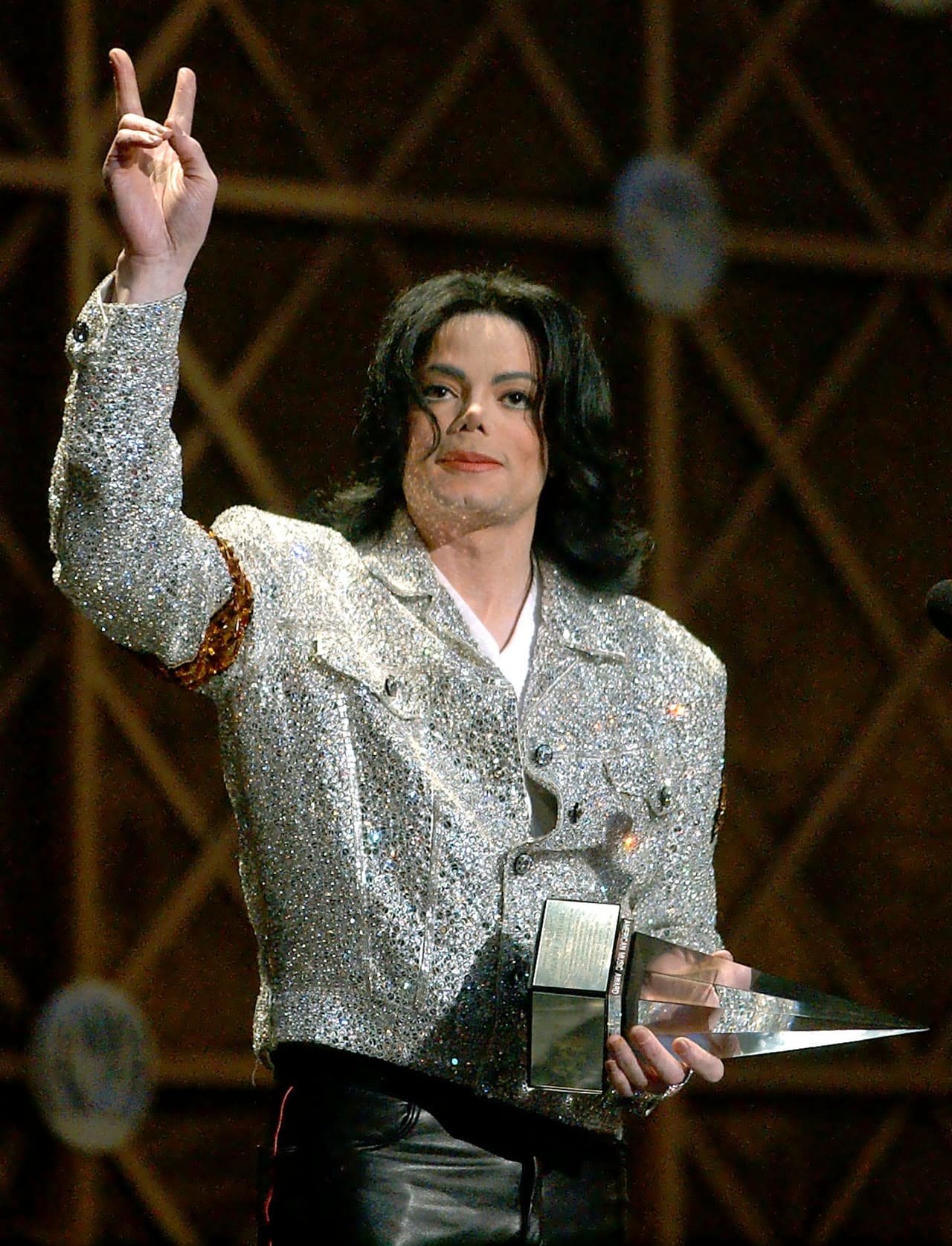 Michael Jackson accepts his award as artist of the century at the 29th American Music Awards in Los Angeles, Wednesday, Jan. 9, 2002. (AP Photo/Kevork Djansezian)
