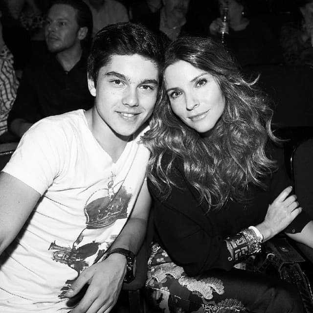 El joven lleva muy buena relación con la esposa de su papá.