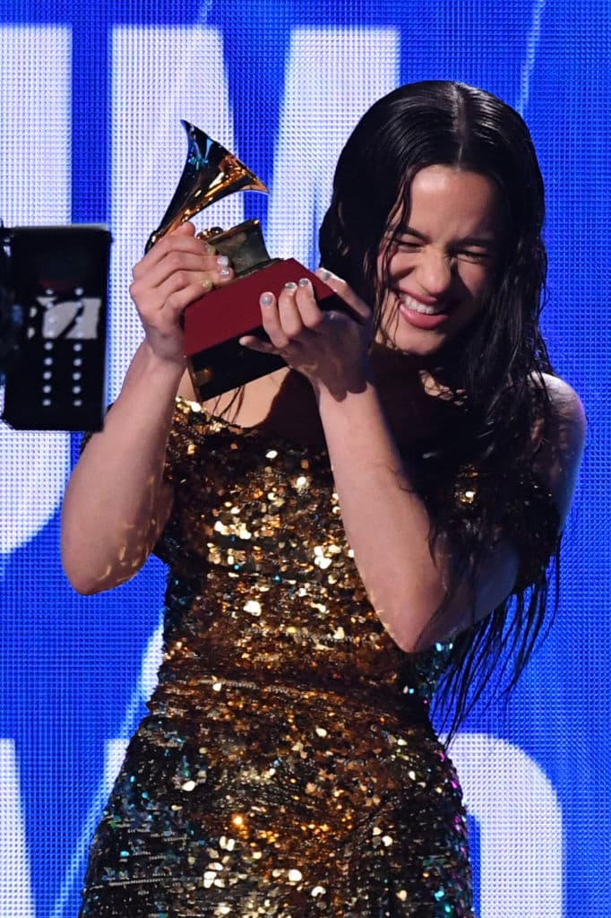 Además, ella dedicó amorosas palabras a Rauw Alejandro Ocasio Ruiz, nombre real del cantante, durante su discurso de agradecimiento tras ganar Mejor Álbum del Año por ‘Motomami’.
<br>