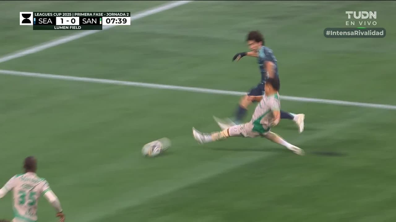 ¡Autogol de Santos! Ortega se perfila mal y manda el balón al fondo de la red