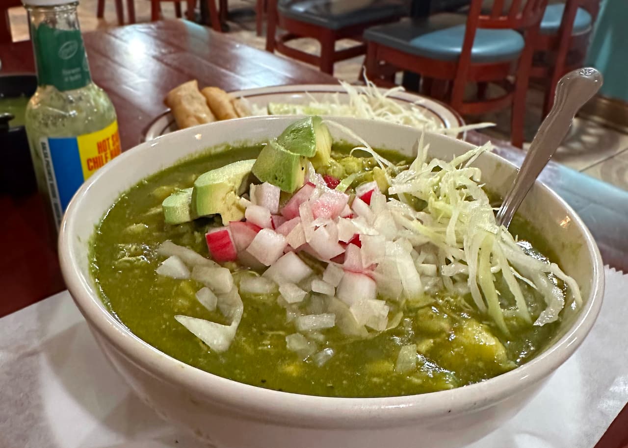 <b>Donde hay mole, hay pozole</b>
<br>La Esperanza Restaurante
<br>1864 S. Blue Island Ave. 
<br>(312) 226-9640 
<br>Dom.-Jue. 9 am-3 pm 
<br>Vie..-Sáb. 9 am-10 pm
<br>Mar. Cerrado
<br>Tipo de pago: tarjeta, efectivo, y pago electrónico
<br>Precio del pozole: $13.99
<br>