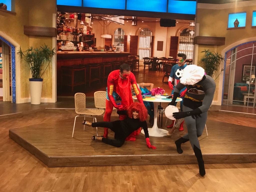 La Mujer Elástica sufrió un inesperado resbalón y, aunque Súper Camarón intentó rescatarla, ya era demasiado tarde.