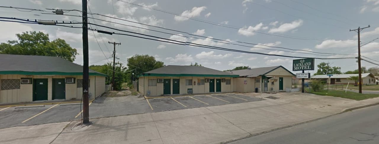 Hallan a un hombre muerto en un motel al suroeste de la ciudad