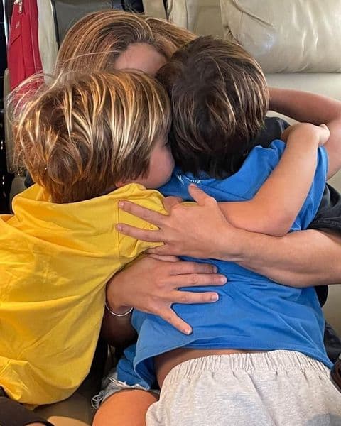 Dicha teoría quedó sin fundamentos el 8 de agosto cuando en esta tierna fotografía de 'Shak' con sus hijos la esposa de Messi reaccionó.