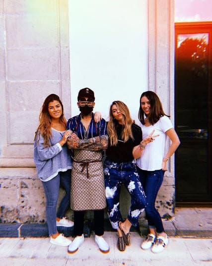 Según información de la revista Proceso, el famoso tatuador cobra 400 dólares la hora y, si es a domicilio, el costo no baja de 1,000 dólares.