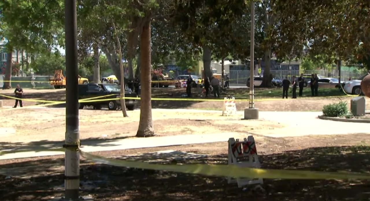 El vehículo aceleró hasta golpear a unas personas que estaban a la sombra, bajo un árbol.