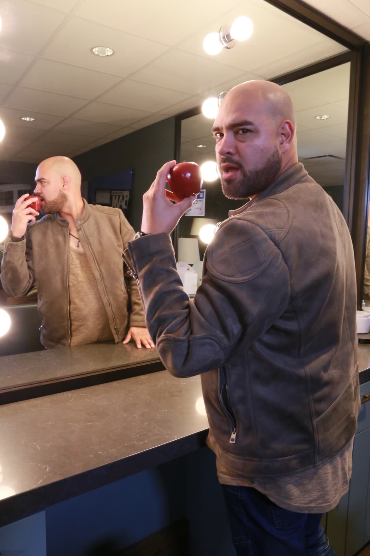 El Pelón estaba nervioso o tenía mucha hambre.