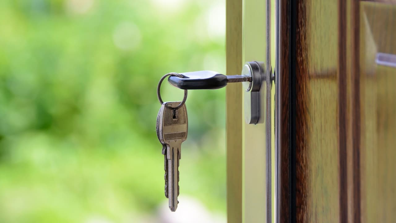 Activistas piden vetar proyecto de ley que prohíbe supervisar la relación entre arrendadores e inquilinos en Florida