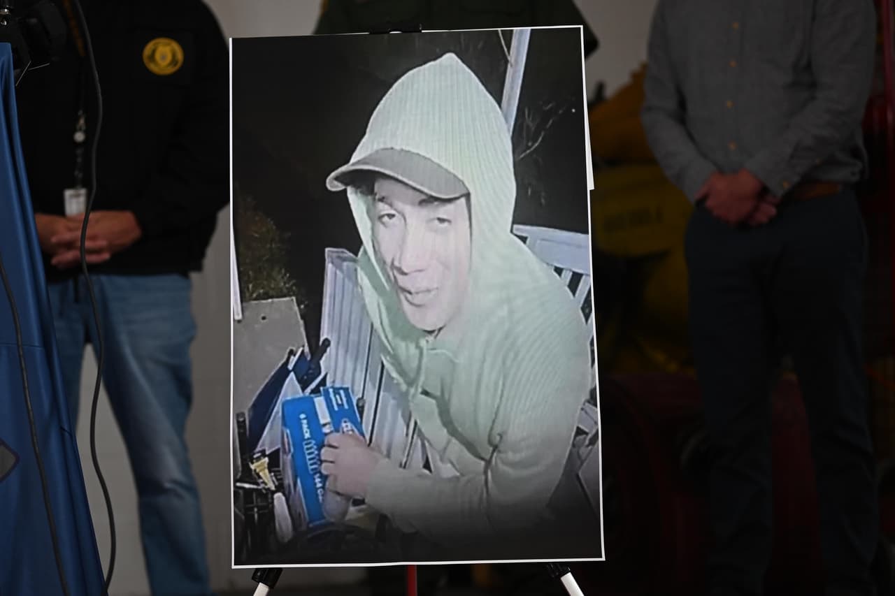 A decir del residente, él estaba en el garaje en ese momento, y disparó varias veces a Cavalcante, pero este consiguió escapar tras hacerse del arma.