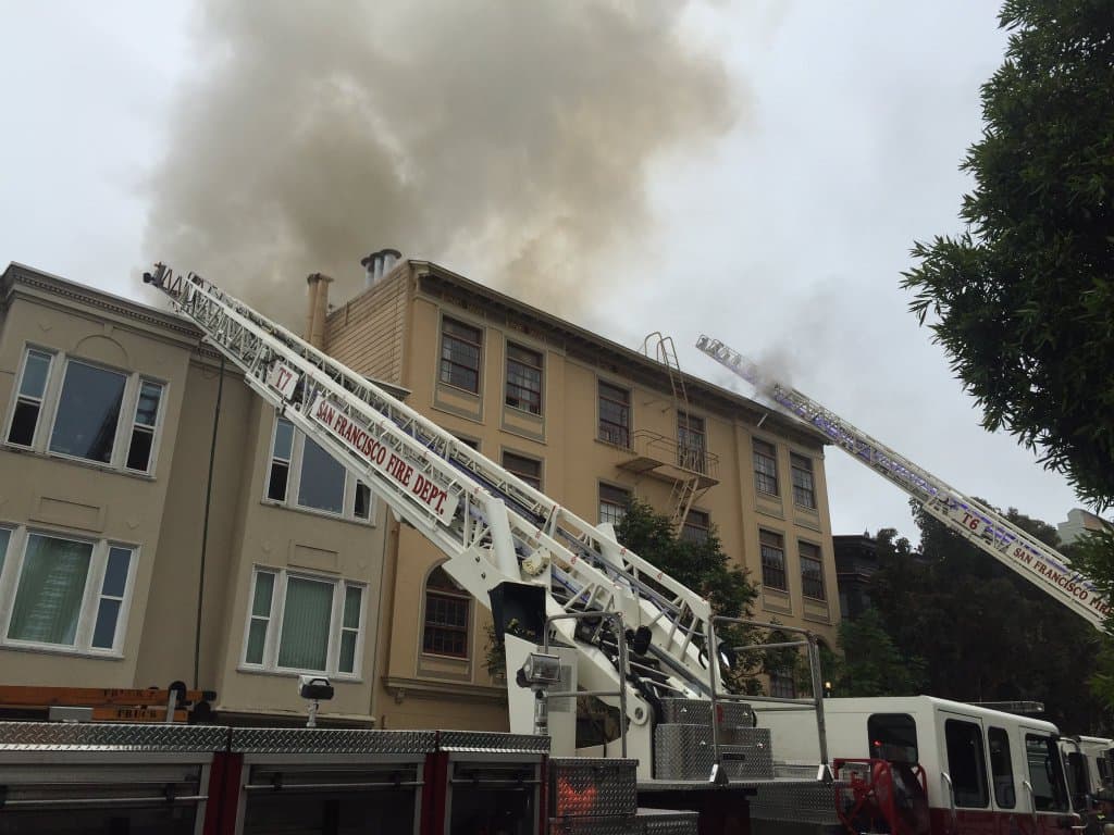 Se registra un incendio de tres alarmas en el distrito de La Mission