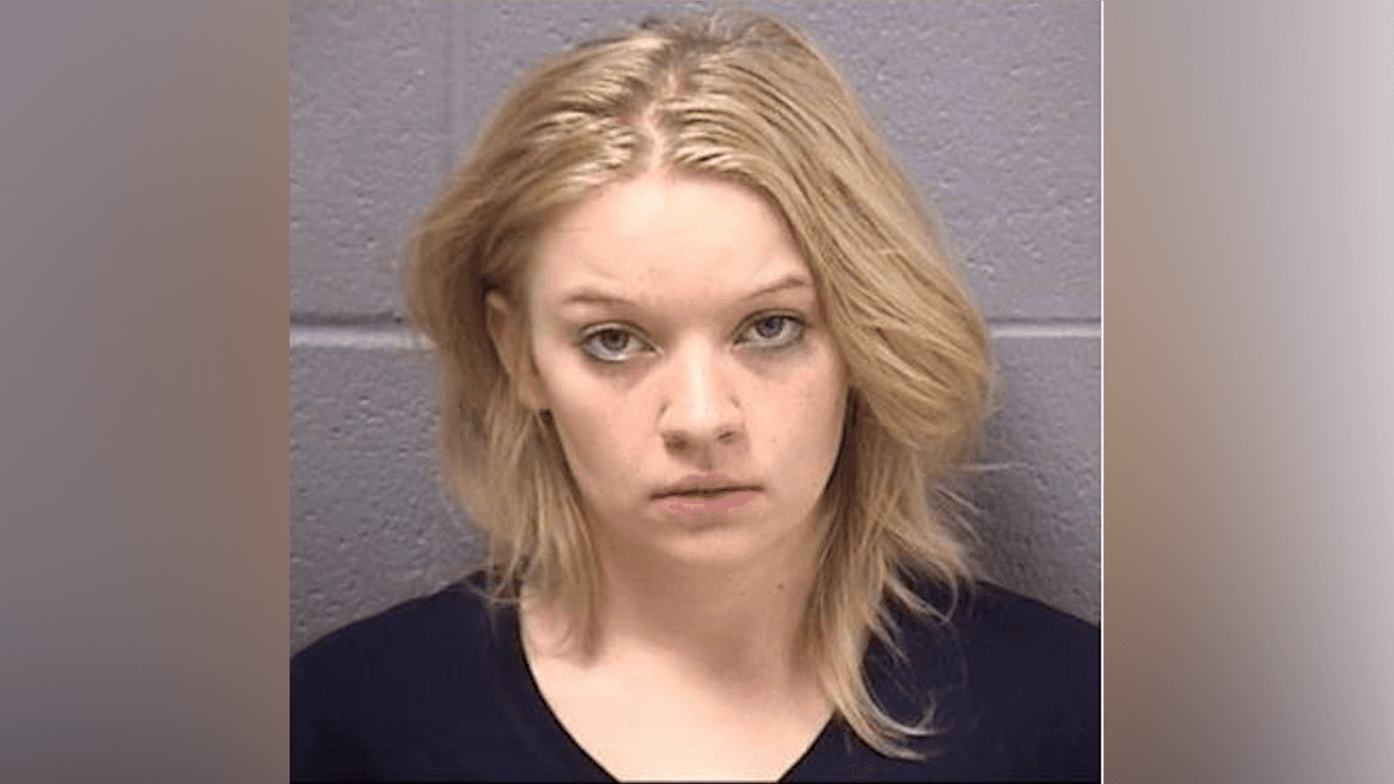 Una mujer fue detenida tras conducir en un vehículo con un infante de 3 años, un rifle AR-15 y una pistola.