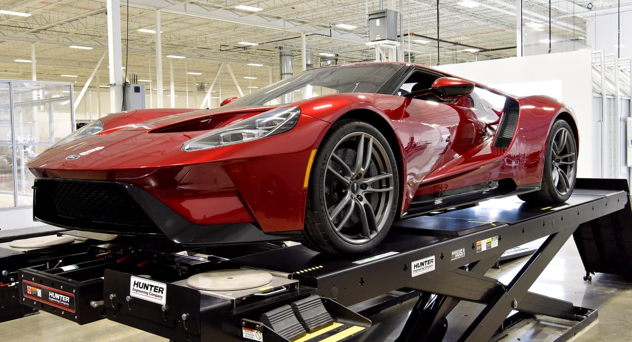 En el proceso de fabricación de un vehículo de las caracteristicas del Ford GT no hay lugar para una línea de ensablaje móvil.