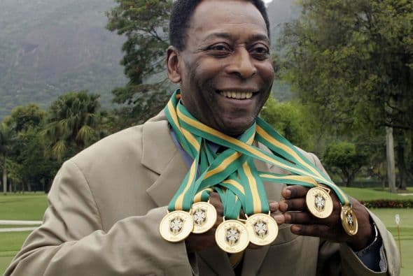 PELÉ: El más famoso es el futbolista Pelé. Su verdadero nombre es Edson Arantes do Nascimiento. Nació el 23 de octubre de 1940.