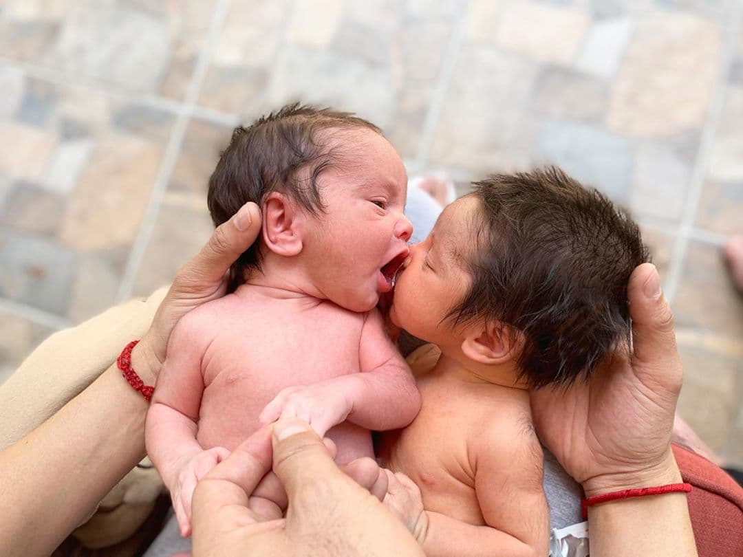 Pese a que, tanto Brenda como los pequeños permanecieron bajo supervisión médica luego del nacimiento, los tres finalmente fueron dados de alta a los pocos días.