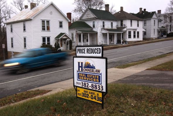 7. DAYTON, OHIO- La falta de empleo ha provocado que desde 1960 la ciudad haya perdido casi la mitad de sus habitantes, además de estimular a que los precios de las casas bajen de manera considerable. En promedio un hogar en Dayton puede llegar a costar $78 mil.