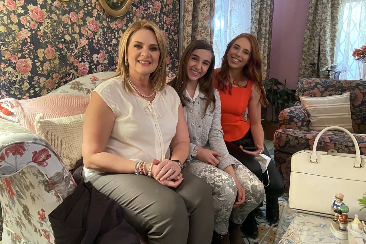 En este reciente proyecto tuvo mucha convivencia con Erika Buenfil, a quien sus fans la nombraron como la 'reina del TikTok'. "Erika es divertidísima. De hecho, yo empecé a usar TikTok por ella porque me parecía impresionante que estábamos en set y en los 13 minutos entre escena y escena en lo que recomodaban cámaras era: 'Arantza ven, ven, vamos a hacer un TikTok'.