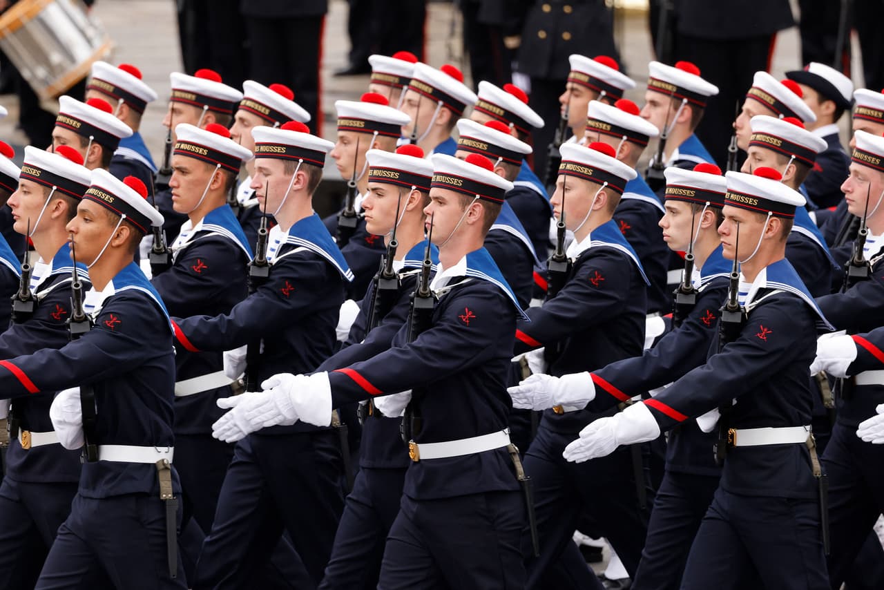 <b>Puesto 7. Francia</b>
<br>
<br>
<b>Índice de Poder: 0.1283 puntos.</b>
<br>
<br>Población: 68 millones de habitantes.
<br>
<br>Personal militar: 415,000 hombres. 205,000 activos y 35,000 reservistas.
<br>
<br>Fuerza aérea: 1,055 aeronaves. 266 aviones caza y 435 helicópteros.
<br>
<br>Fuerzas Terrestres: 406 tanques, 6,558 vehículos armados y 13 lanzacohetes.
<br>
<br>Fuerzas navales: 180 naves. 1 portaaviones, 10 destructores y 10 submarinos.
<br>
<br>Presupuesto anual de defensa: 40,900 millones de dólares.
<br>