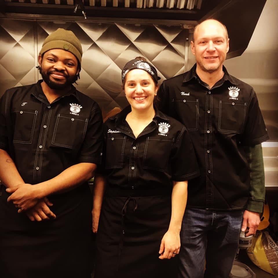 La especialidad del restaurante 
<b>Baobab BBQ </b>eran las costillas y la carne de cerdo y el pollo en salsa barbacoa. Cerró sus puertas desde el 15 de marzo por la pandemia de coronavirus. Estaba ubicado en número 2301 al oeste de la avenida West Foster.
<br>
<br>El Chef Andrew Dunlop explicó en un mensaje en 
<a href="https://www.facebook.com/Baobabbbq"><u>Facebook</u></a> el 4 de mayo que su equipo estaba entrenado para tratar e identificar enfermedades transmitidas por alimentos, pero que una pandemia estaba fuera de la “zona de confort” y que la prioridad fue la seguridad de los clientes y el personal. Describió como “un terremoto” el efecto que tiene para un restaurante dejar de recibir ingresos. 
<br>
<br>“Esta decisión no llega a la ligera (cerrar el negocio). Tenía un pequeño equipo de profesionales dedicados, que me hicieron sentir muy orgulloso y humilde de trabajar con ellos ... Cuando una puerta se cierra, otra se abrirá ... Mantente a salvo, sé amable”, indicó Dunlop en su mensaje.