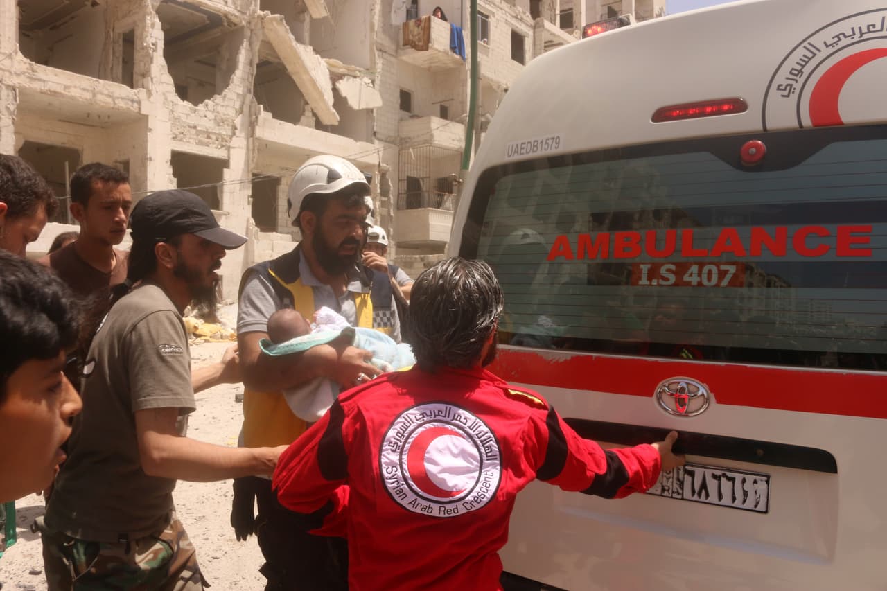 La evacuación de los ‘cascos blancos’ “expuso la verdadera naturaleza de la organización”, según la agencia de noticias estatal de Siria. Un funcionario del ministerio de Relaciones Exteriores de ese país calificó a los rescatistas de ser ún riesgo para la estabilidad y la seguridad del país, “debido a su naturaleza terrorista”. En la foto los 'cascos blancos' asisten a las víctimas de un bombardeo del gobierno en Idib, en mayo de 2018.