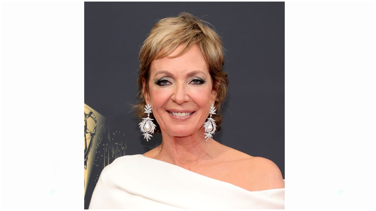 En el 2017 ganó un premio Oscar como Mejor Actriz de Reparto por 'I, Tonya' y en el 2019 fue parte del elenco de 'Bombshell'. También fue actriz de voz para la película 'The Addams Family' (2019) en el papel de Margaux Needler.