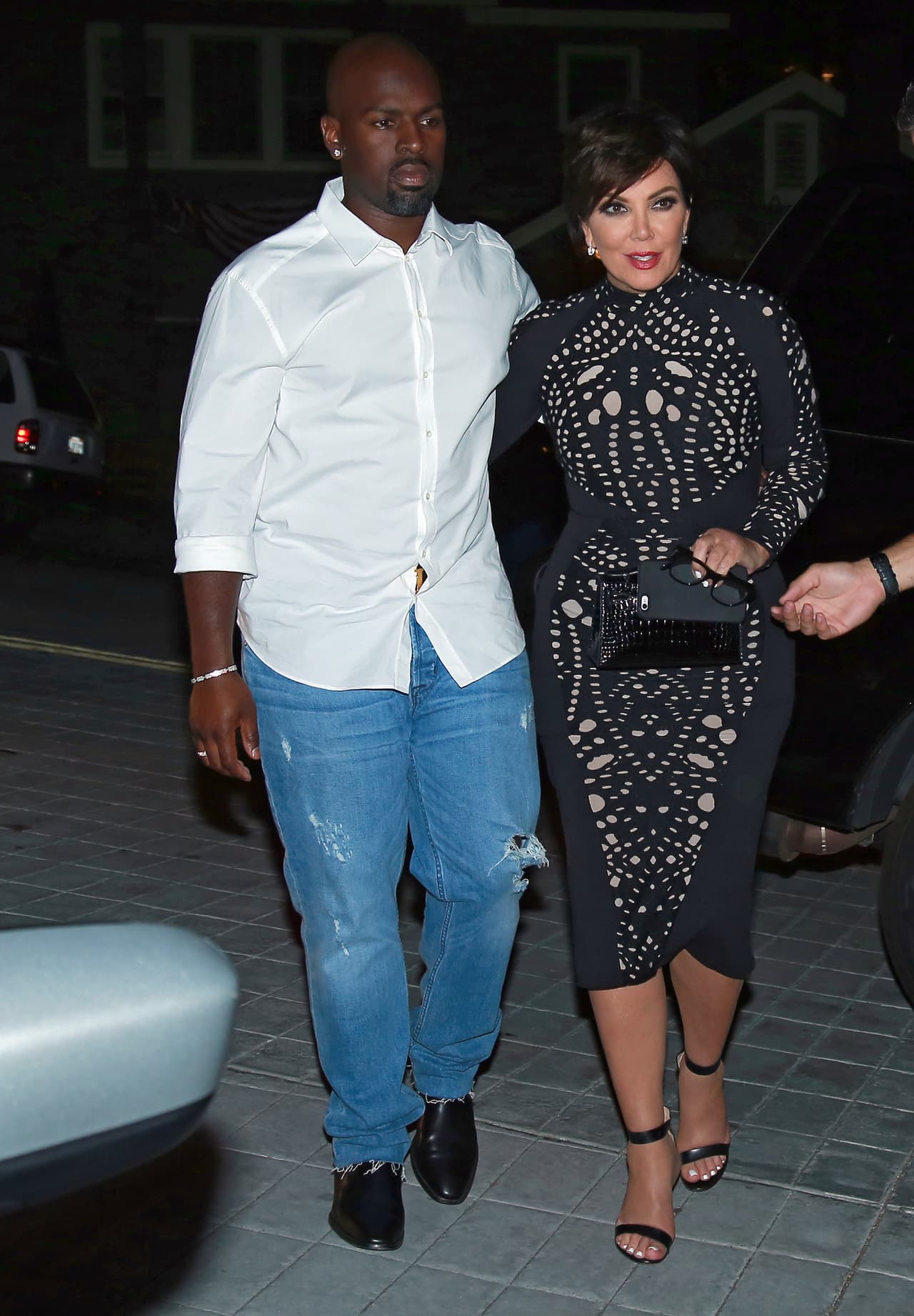 Kris Jenner llegó con un vestido espectacular acompañada de su galán.