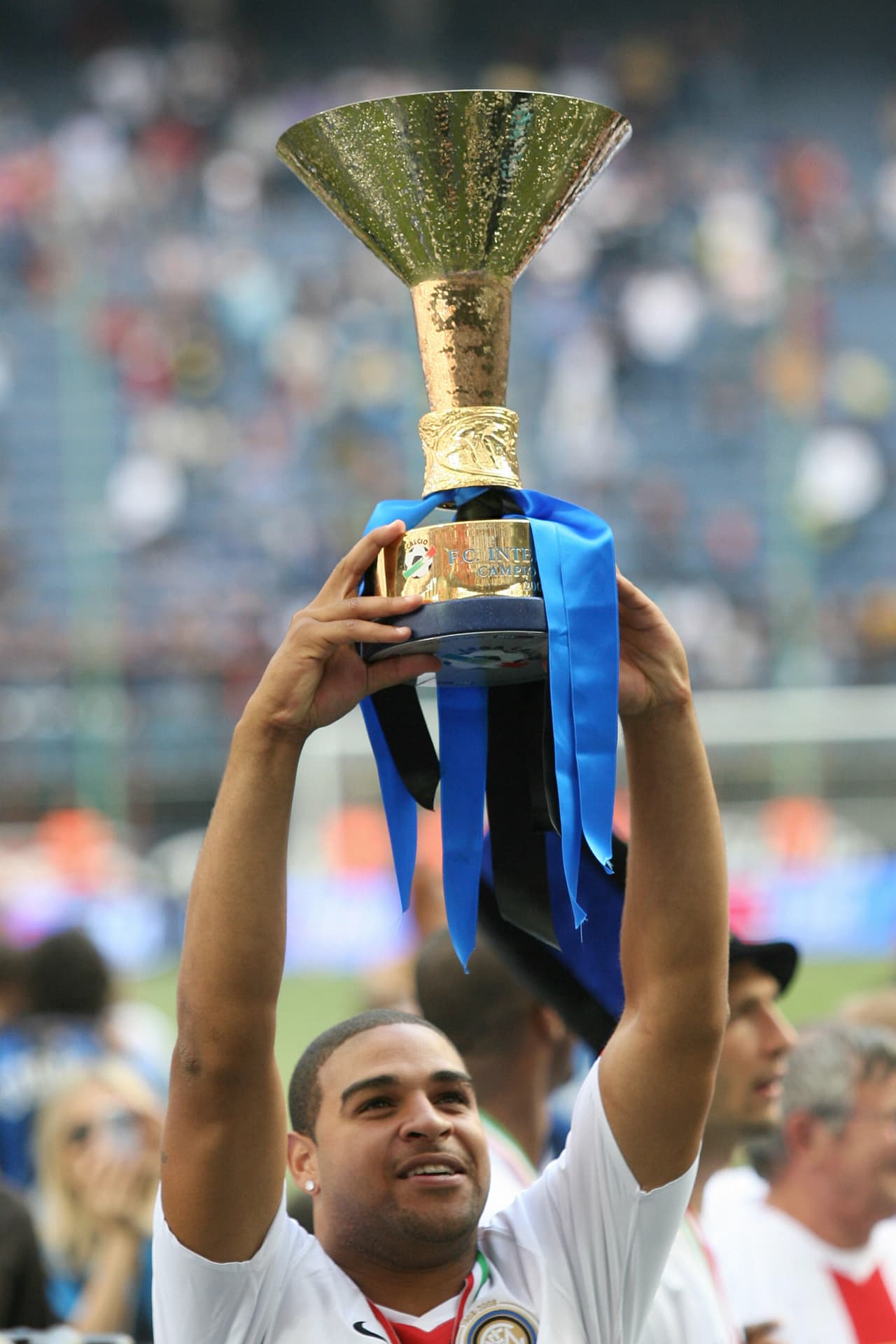 Tras el decepcionante mundial, Adriano regresó al Inter con la novedad de que había ganado la liga italiana. Esto porque la Juventus fue hallada culpable de comprar árbitros, despojada de su título y descendida a la Serie B.