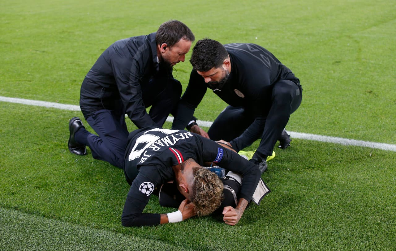 La mala fortuna, quizás un presagio, dejaba en los primeros minutos al brasileño en el césped tras una jugada extraña con Édinson Cavani.