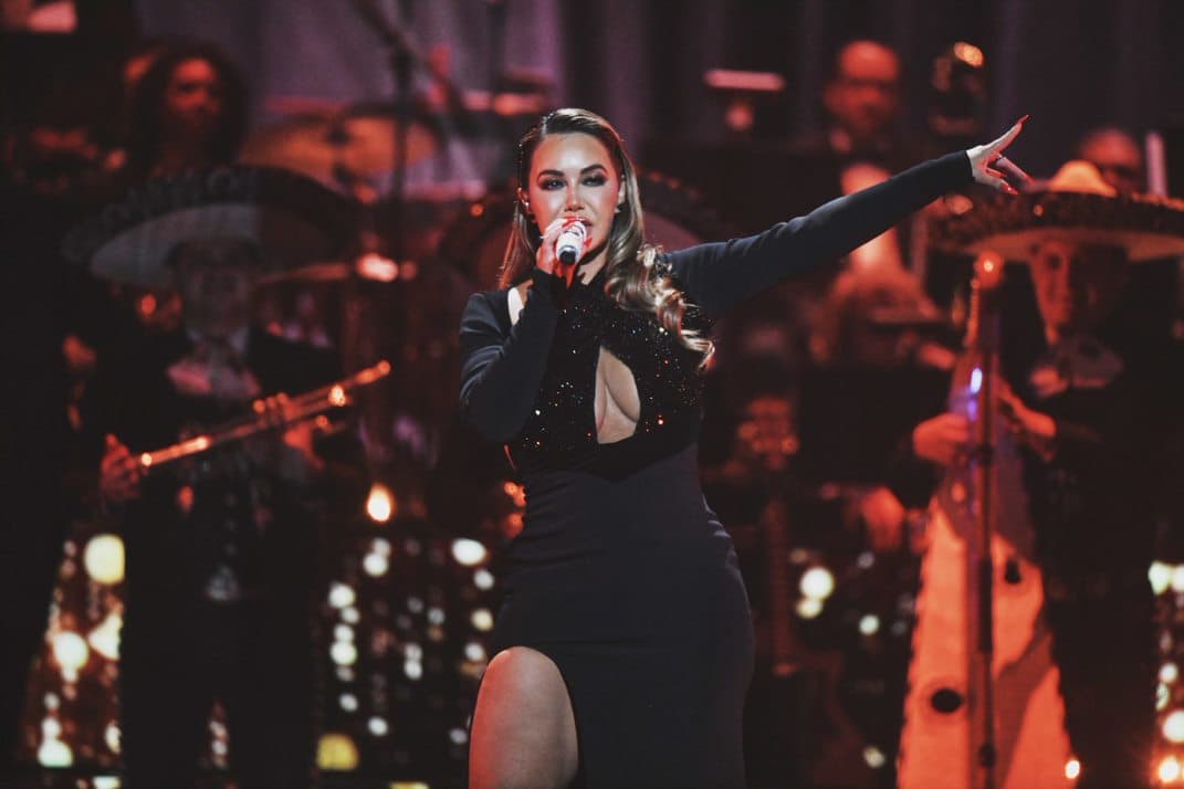 Chiquis Rivera, durante su actuación en la gala UniVisionarios, en el emotivo homenaje que se rindió a Jenny Rivera, Armando Manzanero, Joan Sebastian y Juan Gabriel.