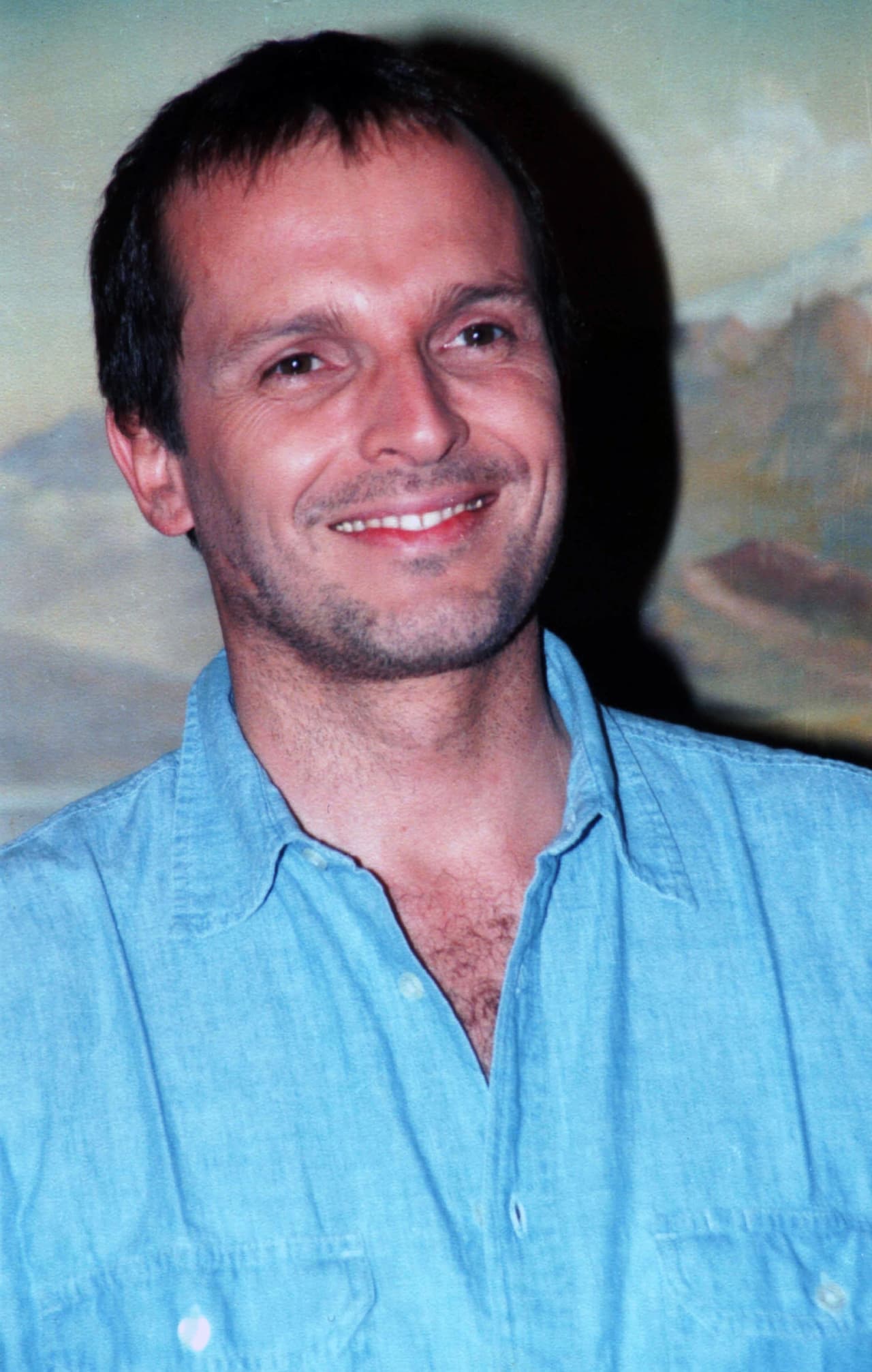 Una de las canciones más gustadas por los fans de 
<b>Miguel Bosé</b> es 'Si tu no vuelves', la cual lanzó en 1993 con gran éxito.