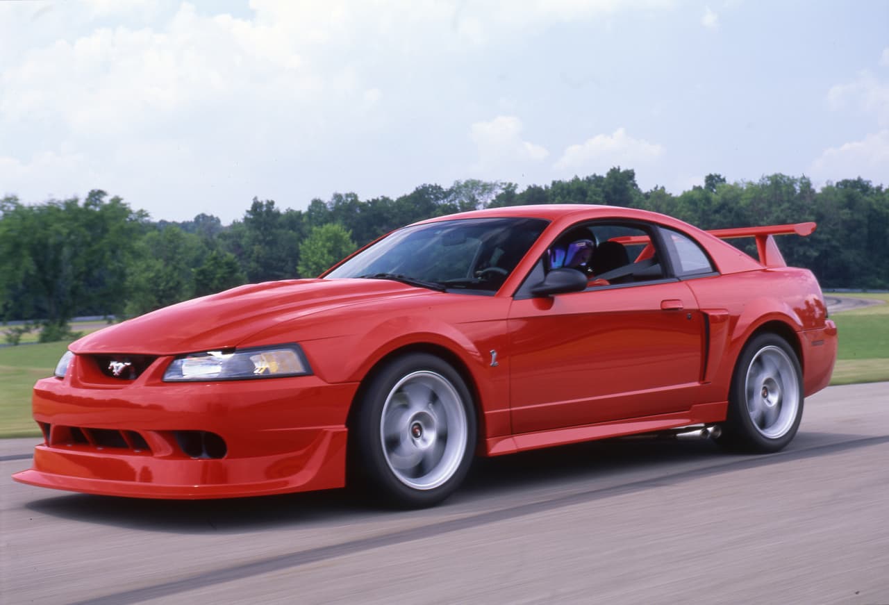En 1993 Ford comenzó a producir una serie del Mustang conocida como los SVT Cobra. Sus motores V8 del alto desarrollo buscaban recapturar la magia de los Shelby clasicos.