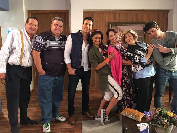 Pose, pose, pose… Una fotografía más y sonrisas de oreja a oreja. Se ve que todos los actores se llevan muy bien.