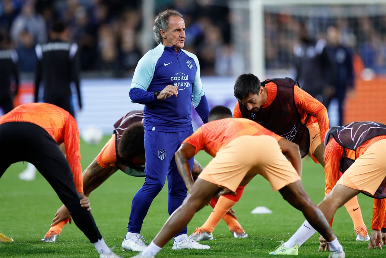 Atletico Madrid's athletic coach Oscar Ortega speaks to players during a warm up session prior to the UEFA Champions League group B football match between Club Brugge and Atletico Madrid at the Jan Breydel stadium in Bruges on October 4, 2022. (Photo by Kenzo TRIBOUILLARD / AFP) (Photo by KENZO TRIBOUILLARD/AFP via Getty Images)