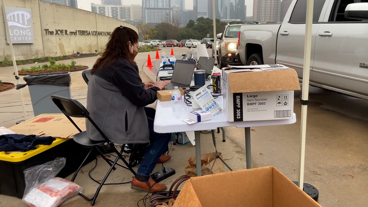 De los pacientes positivos, se informó que el 92% tenía síntomas y el 79% estaba vacunado.