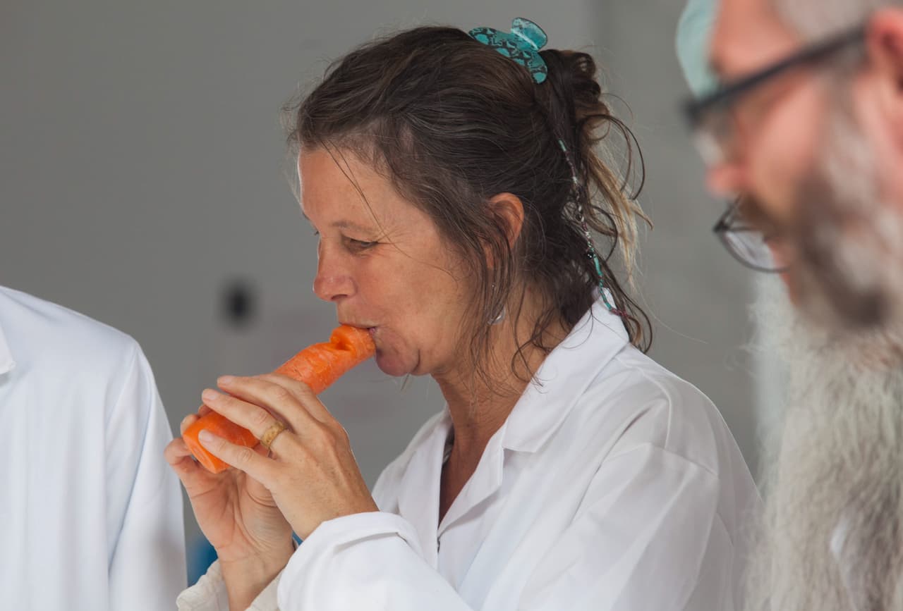 Podría pensarse que estaba a punto de saborear una fresca y sana zanahoria, pero no es así simplemente toca como si fuera su instrumento de toda la vida.