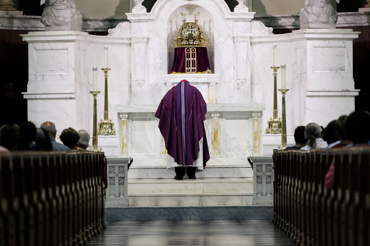 7 estrategias que usó por décadas la Iglesia Católica para ocultar crímenes de sus curas pedófilos