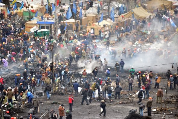Un legislador opositor dijo que los policías eran retenidos en la municipalidad de Kiev, ocupada por los manifestantes.