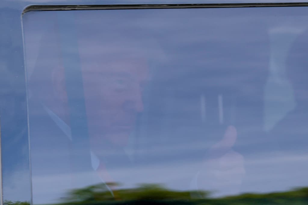 El expresidente, que saluda en el momento de su llegada al resort, comparecerá ante el tribunal federal el martes por docenas de cargos relacionados con el supuesto acaparamiento ilegal de información clasificada.