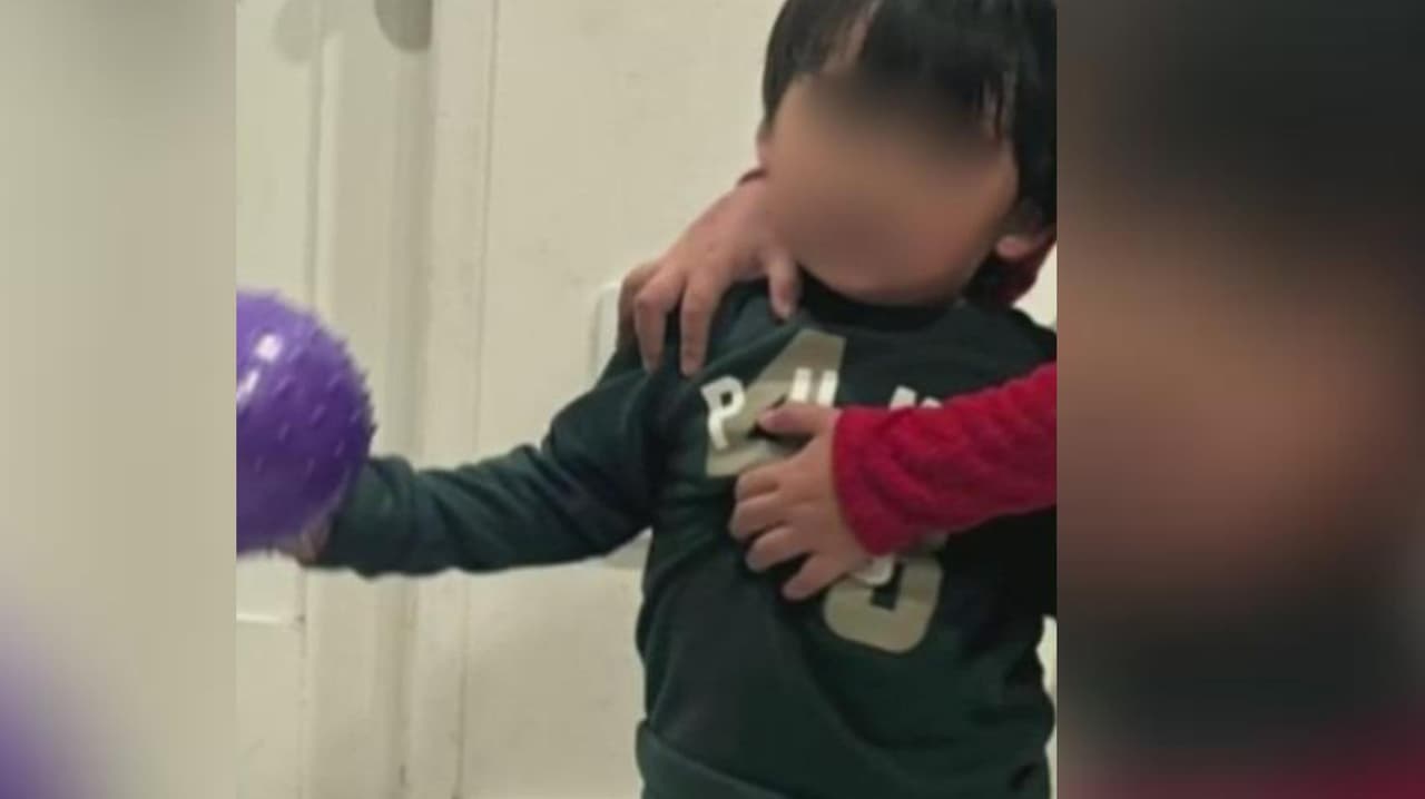 Liberan al pequeño Kaleth y a su madre tras días de indignación en un centro de detención de Texas
