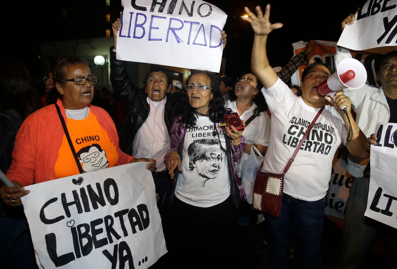 Algunos de sus partidarios, se acercaron hasta el exterior de la clínica para celebrar la excarcelación del mandatario que ha cumplido 10 de los 25 años a los que fue condenado.