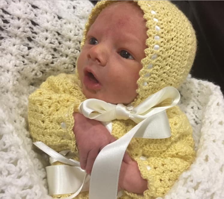 Ramosco se promulgó en contra de no publicar fotos y comentó: "Todos con Matías! Basta de aceptar ridiculeces, aquí presumo a mi principito con todo el ajuar que le tejí y con el que salió del hospital, amarillo para la buena suerte!