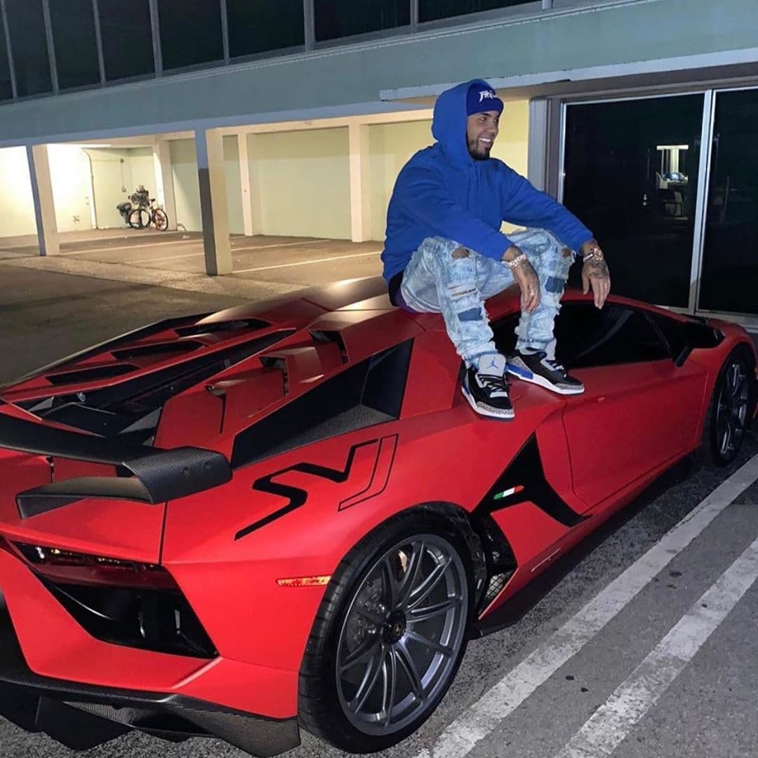 <b>Lamborghini Aventador SVJ</b> 
<br>
<br>Otra de las joyas italianas en el garaje de Anuel AA es un espectacular Lamborghini Aventador SVJ de color rojo con detalles en negro. Este superdeportivo es uno de los más especiales del mundo pues incorpora elementos que elevan sus prestaciones a niveles casi de competición.