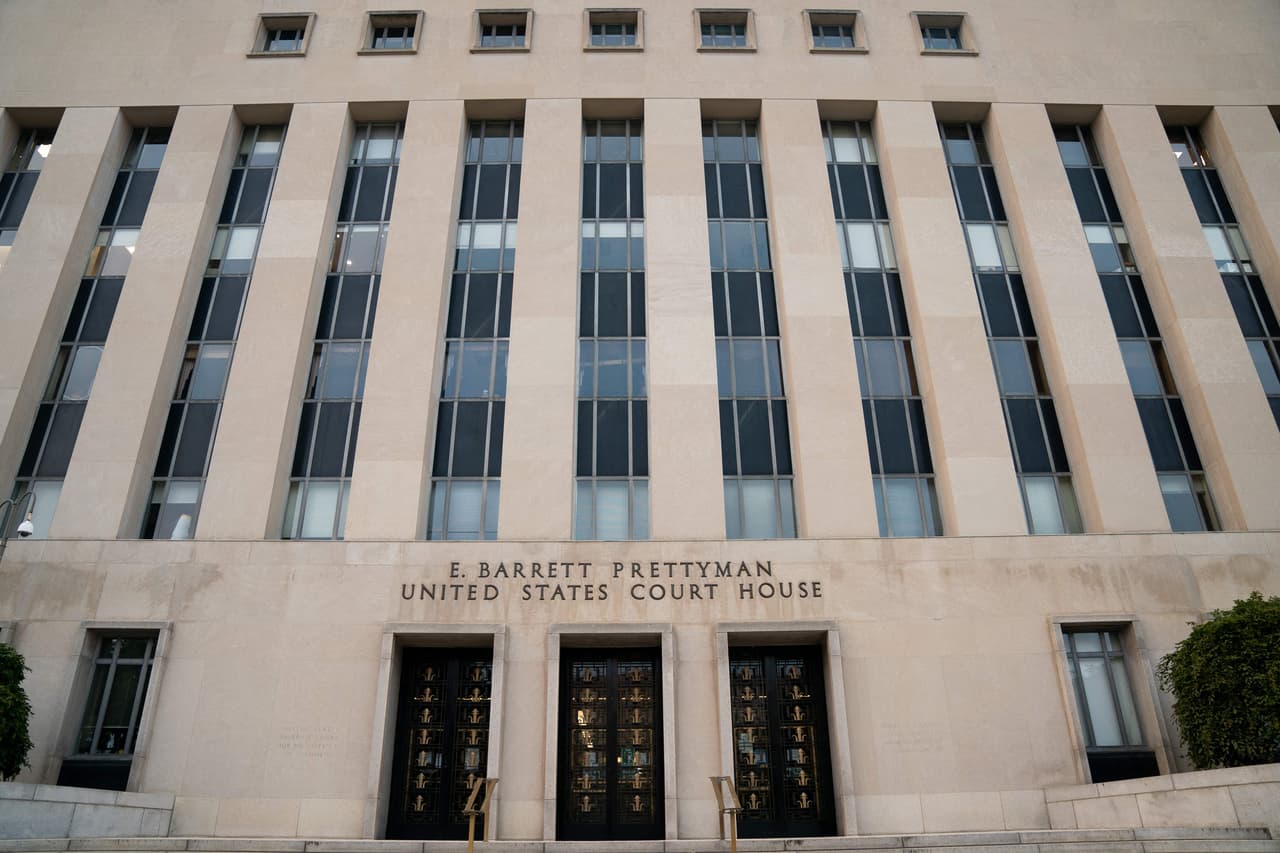 Según la acusación, todo comenzó con la 
<b>presión sobre legisladores y funcionarios electorales para que cambiaran votos colegiados de Biden a Trump</b>, pero luego se elaboraron listas falsas de compromisarios a favor del republicano.