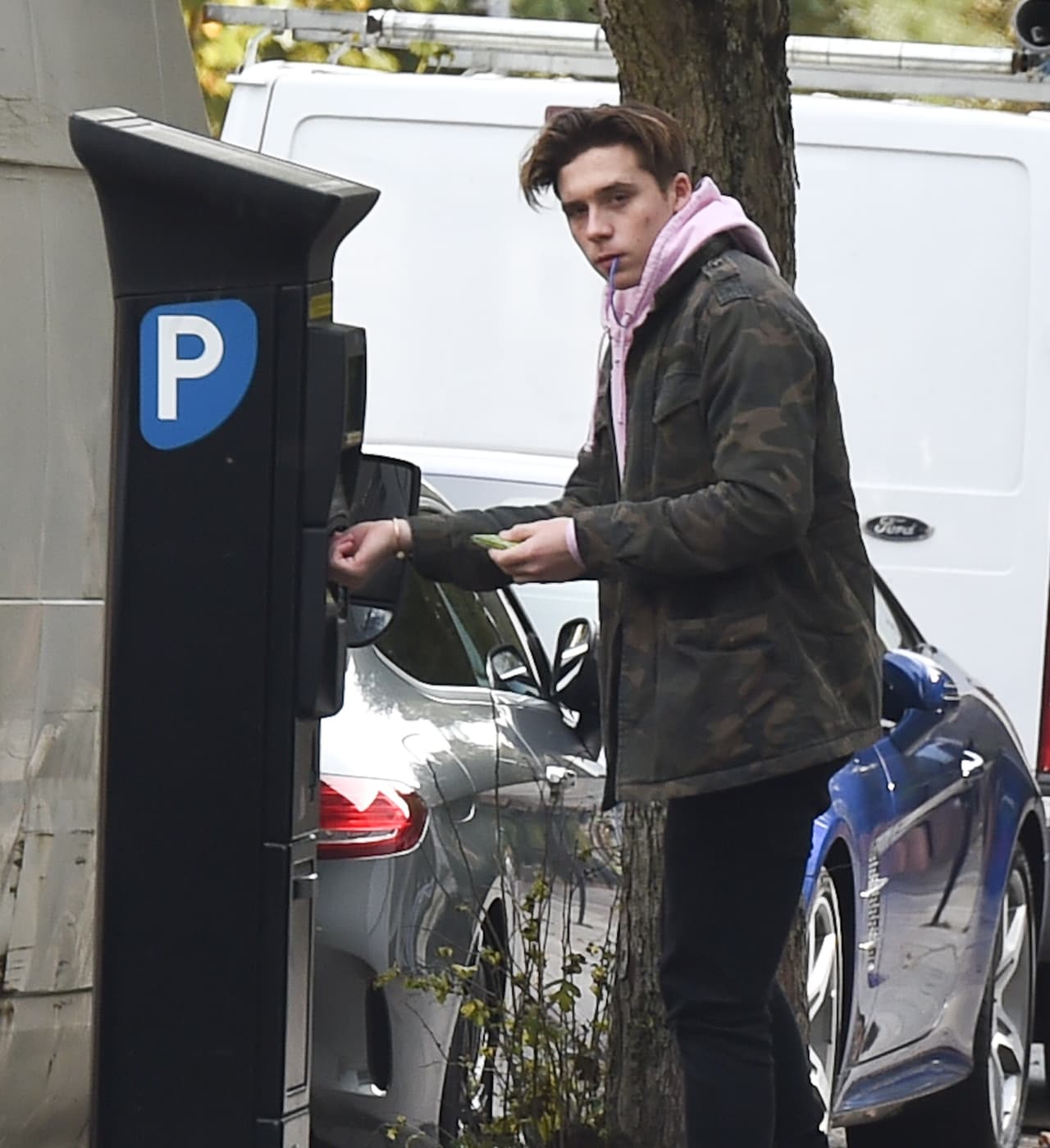 ¡A ponerle dinero al parquímetro! ¿Lo habrá mandado su mamá?