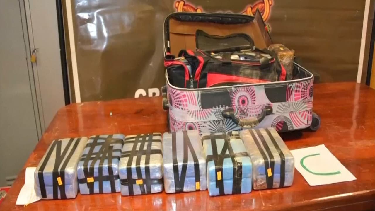 Hallan más de 850 libras de cocaína en 12 maletas diplomáticas en la embajada rusa en Argentina