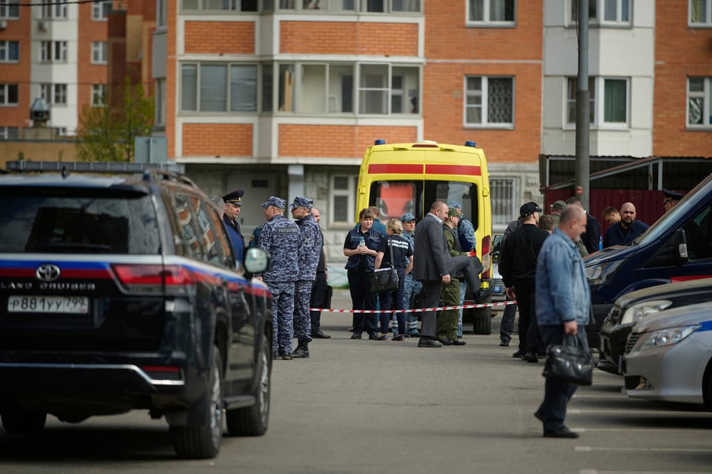Agentes de policía e investigadores trabajan en la escena de un atentado que acabó con la vida del teniente general Yaroslav Moskalik, en Balashikha, a las afueras de Moscú, Rusia, el 25 de abril de 2025. (AP Foto)