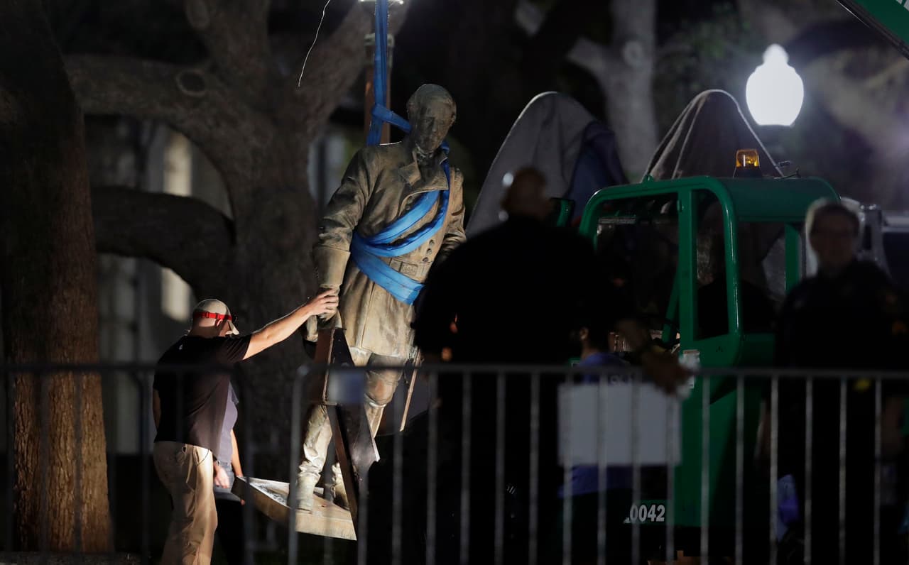 <b>Retiran estatuas</b>. 
<a href="https://www.univision.com/dallas/kuvn/noticias/politica/polemica-y-un-accidente-mortal-la-saga-para-remover-una-estatua-de-robert-e-lee-en-dallas">Ciudades</a>, escuelas y otras instituciones eliminaron estatuas y nombres de figuras de la Confederación, como parte de 
<a href="https://www.univision.com/noticias/incidentes-de-odio/guia-para-entender-la-polemica-alrededor-de-las-estatuas-de-los-lideres-confederados">un movimiento nacional que considera que son símbolos del racismo</a>. El 21 de agosto, la 
<a href="https://www.univision.com/noticias/asuntos-sociales/remueven-estatua-confederada-de-la-universidad-de-texas">Universidad de Texas en Austin removió</a> esta escultura del general de las fuerzas confederadas Robert E. Lee.