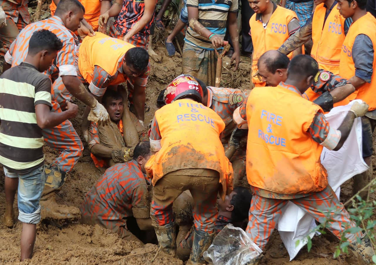 <b>Rescate en Bangladesh</b>. Bomberos buscan a las víctimas de un un deslizamiento de tierra en Rangamati el 14 de junio de 2017. Los rescatistas se esfuerzan por salvar vidas en donde para el momento de esta foto se habían contabilizado 146 fallecidos.