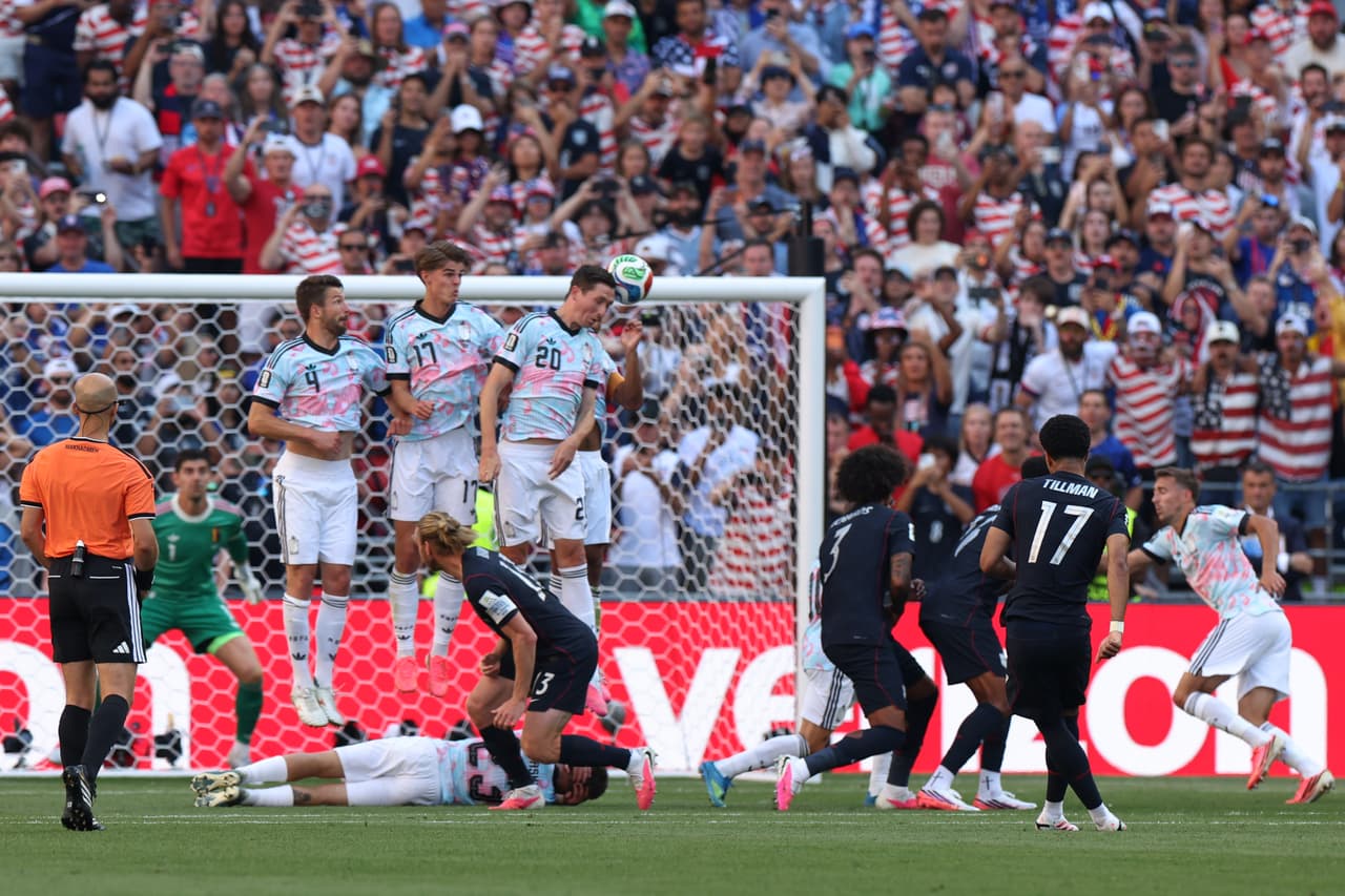 Malik Tillman (17), de Estados Unidos, marca el primer gol de su equipo durante el partido de octavos de final de la Copa del Mundo entre Estados Unidos y Bélgica en Seattle, el lunes 6 de julio de 2026.